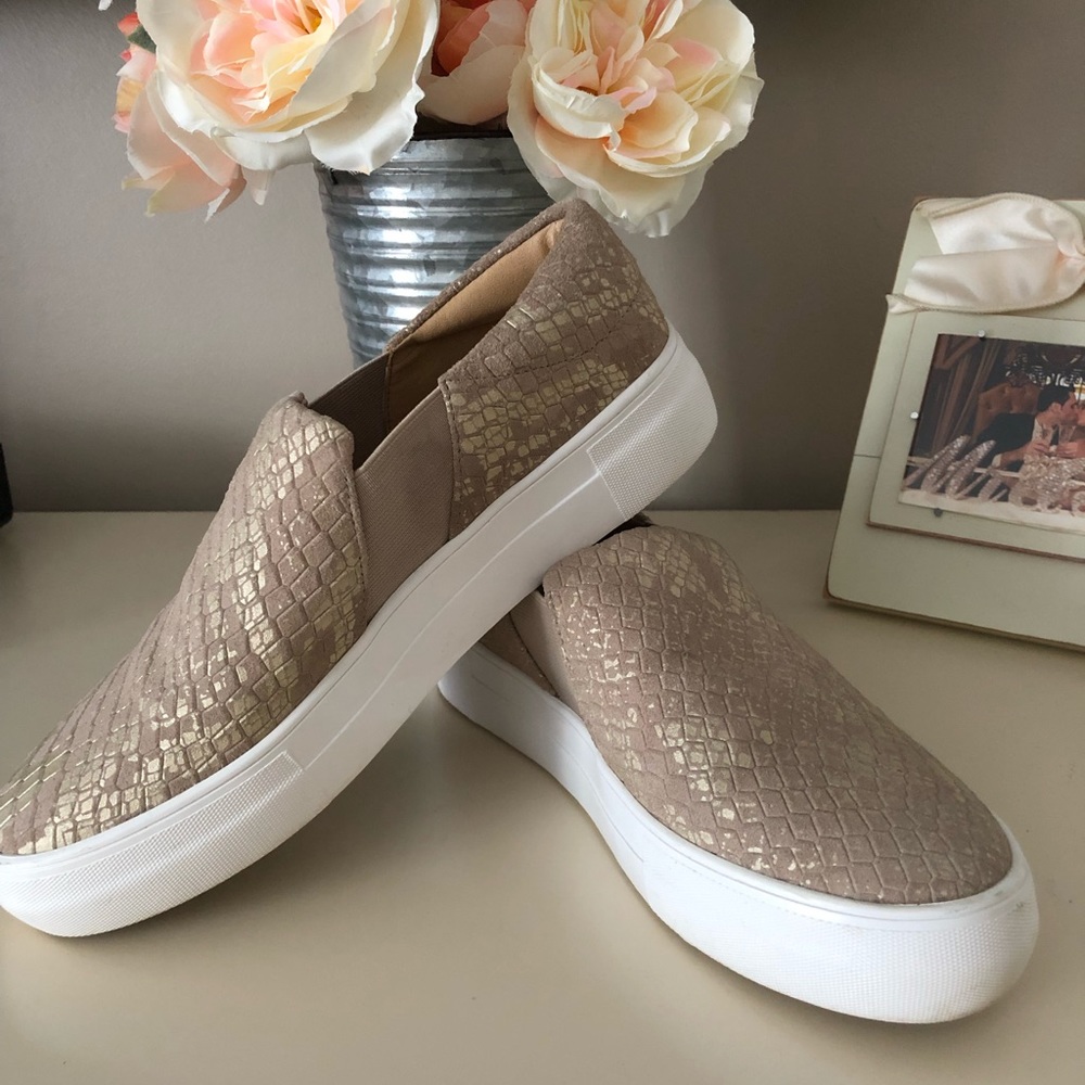 Vince Camuto Snakeskin Slip-one Size 7